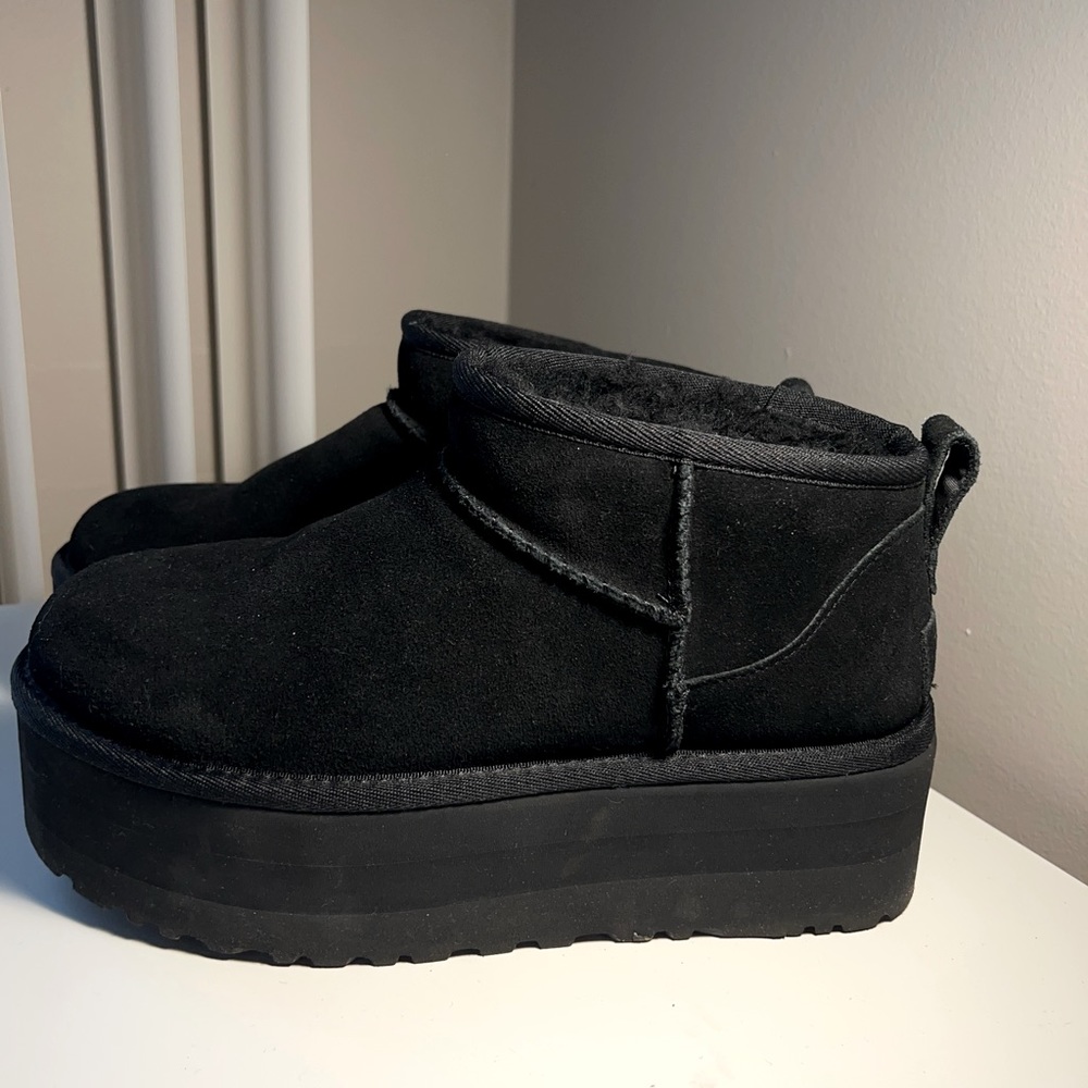 Ugg , black